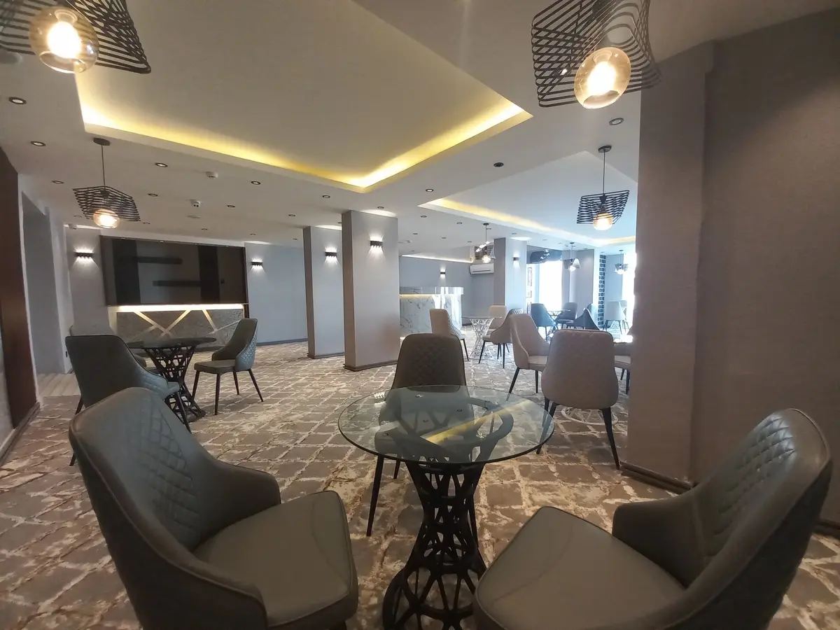 Sur Hotel lobby café