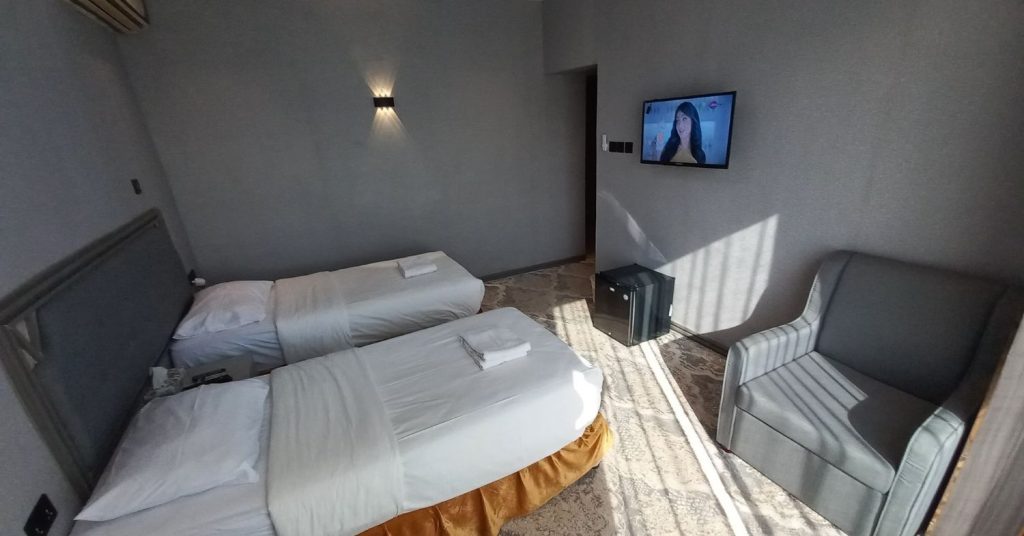 Book the Twin Room Sur Hotel Oman featuring two separate single beds, private bathroom, air conditioning, and comfortable accommodation for friends, colleagues, and business travellers in Sur.